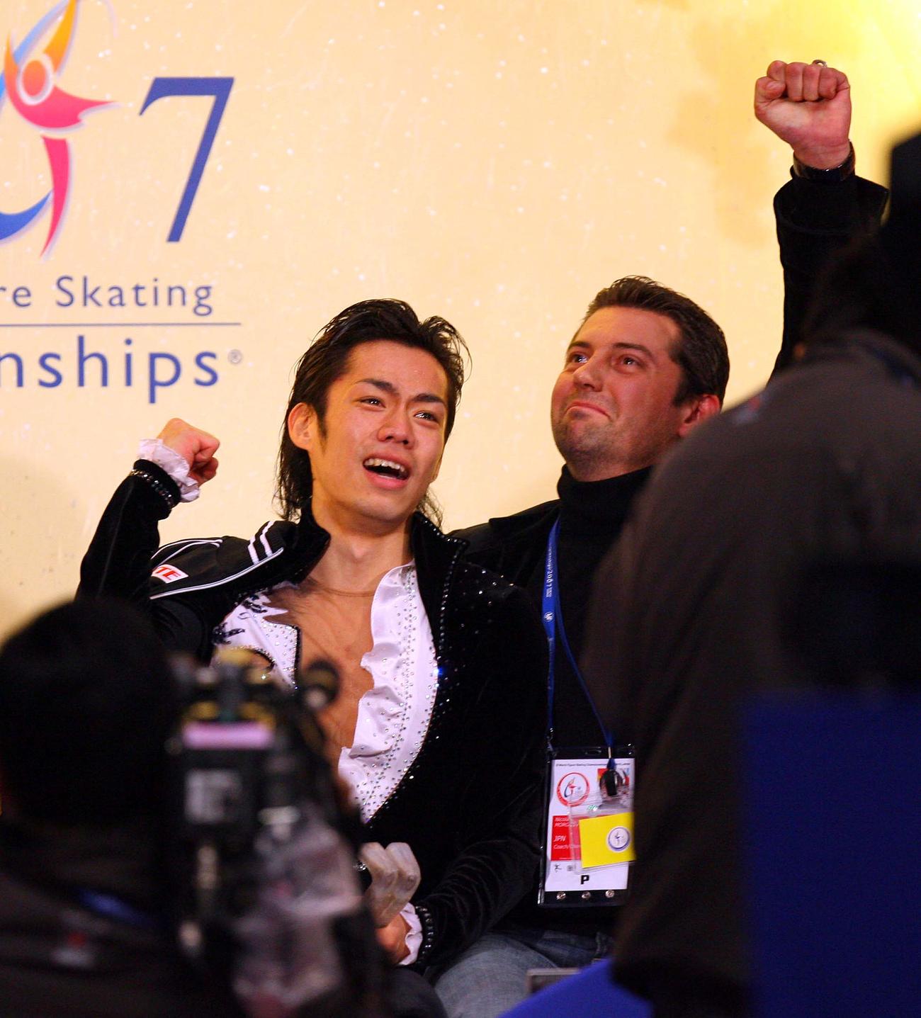世界選手権男子フリー　得点を見た後、モロゾフ・コーチ（右）と一緒にガッツポーズする高橋大輔（07年3月22日撮影）