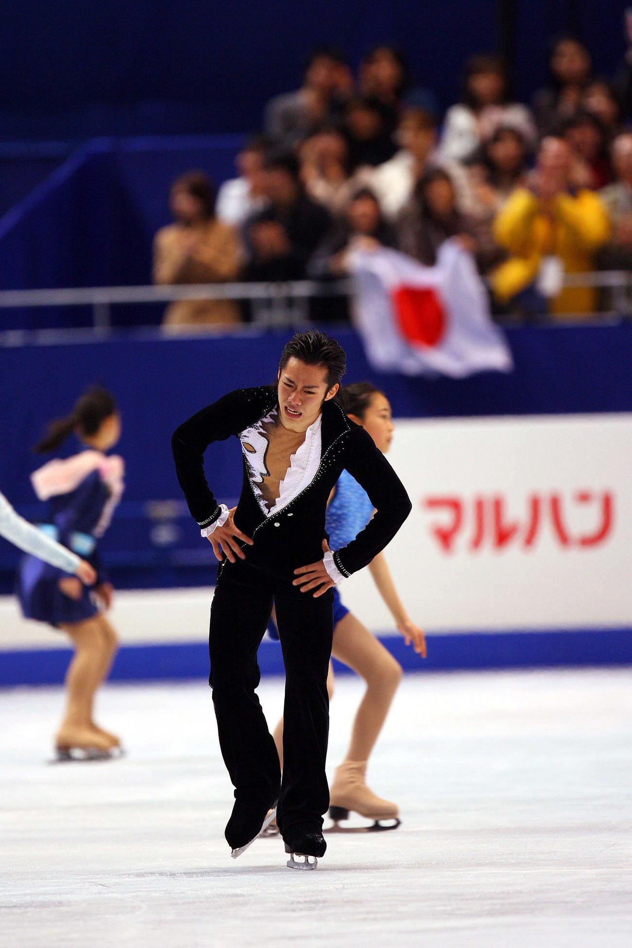 世界選手権男子フリーの演技を終えた後、日の丸を背に男泣きする高橋大輔（07年3月22日撮影）