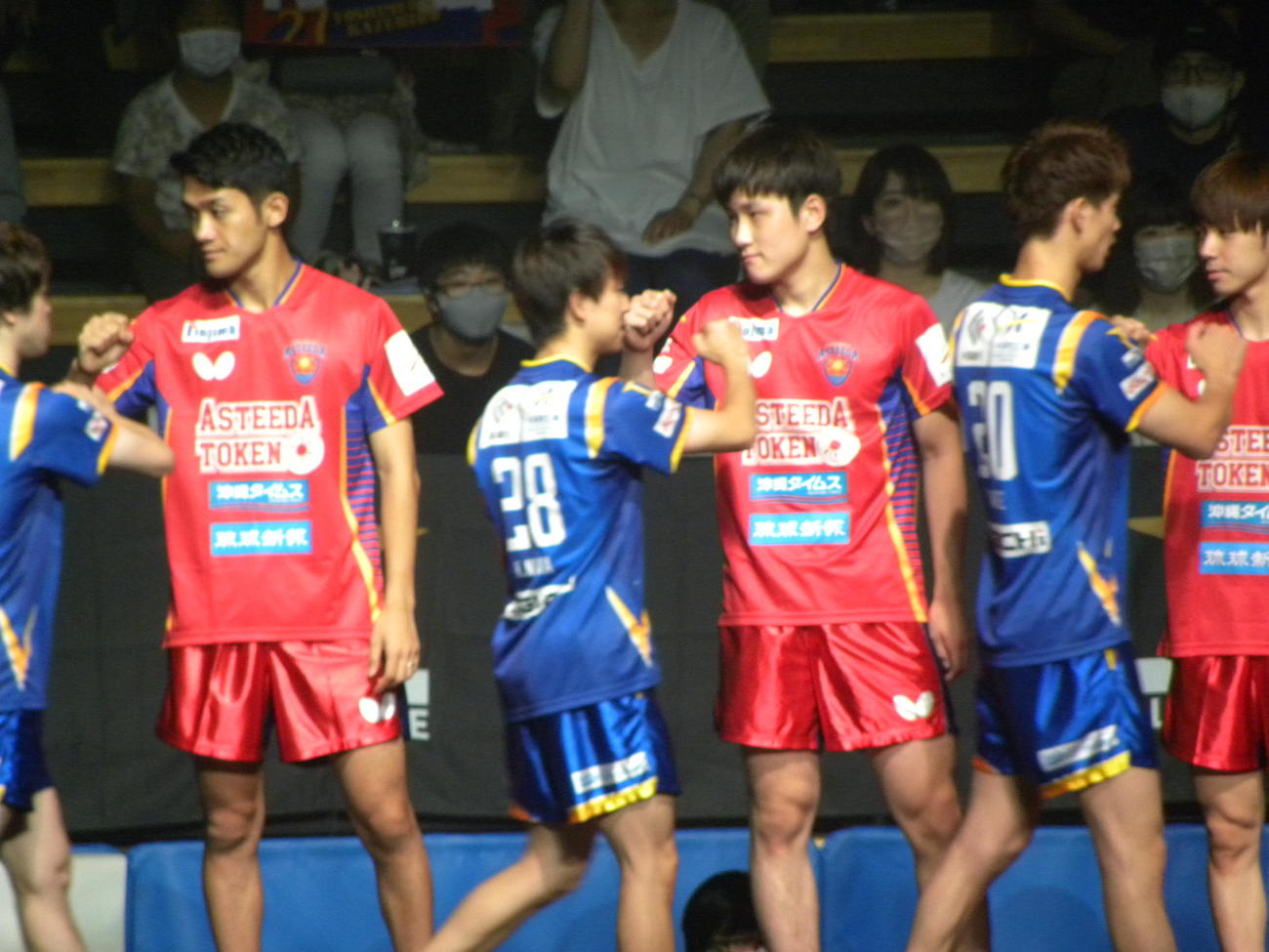 試合前にグータッチをする琉球の張本智和（右から3人目）と岡山の丹羽孝希（同4人目）（撮影・松本航）