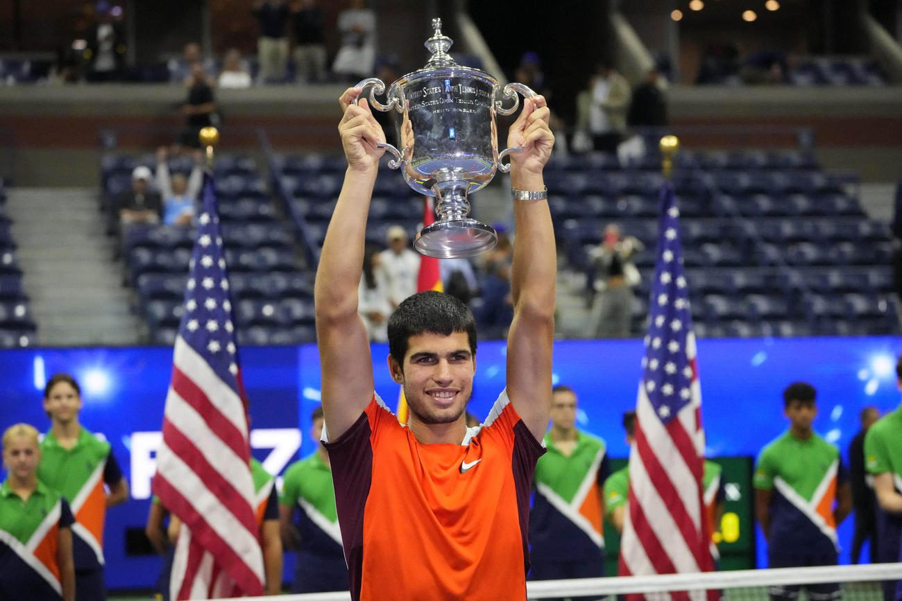 全米オープン決勝　優勝トロフィーを持って喜ぶアルカラス（ロイター＝USA TODAY Sports）