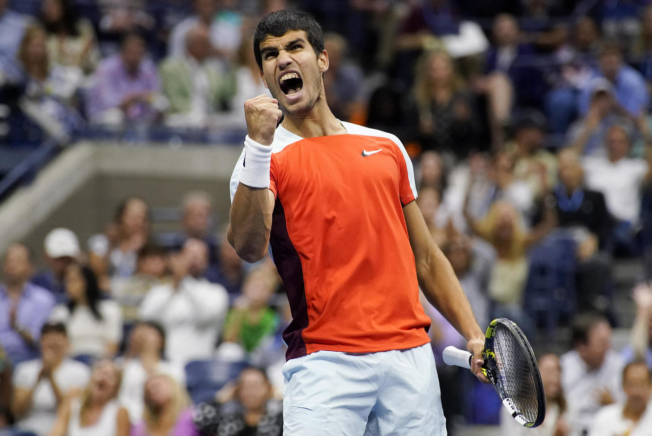全米オープン決勝　ルードを破り優勝したアルカラス（AP）