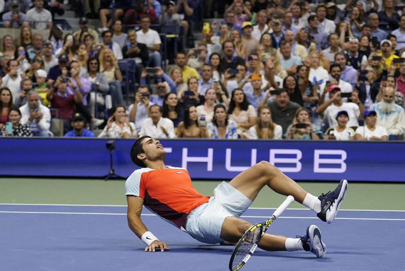 全米オープンテニス決勝　ルードを破り倒れ込むアルカラス（AP）