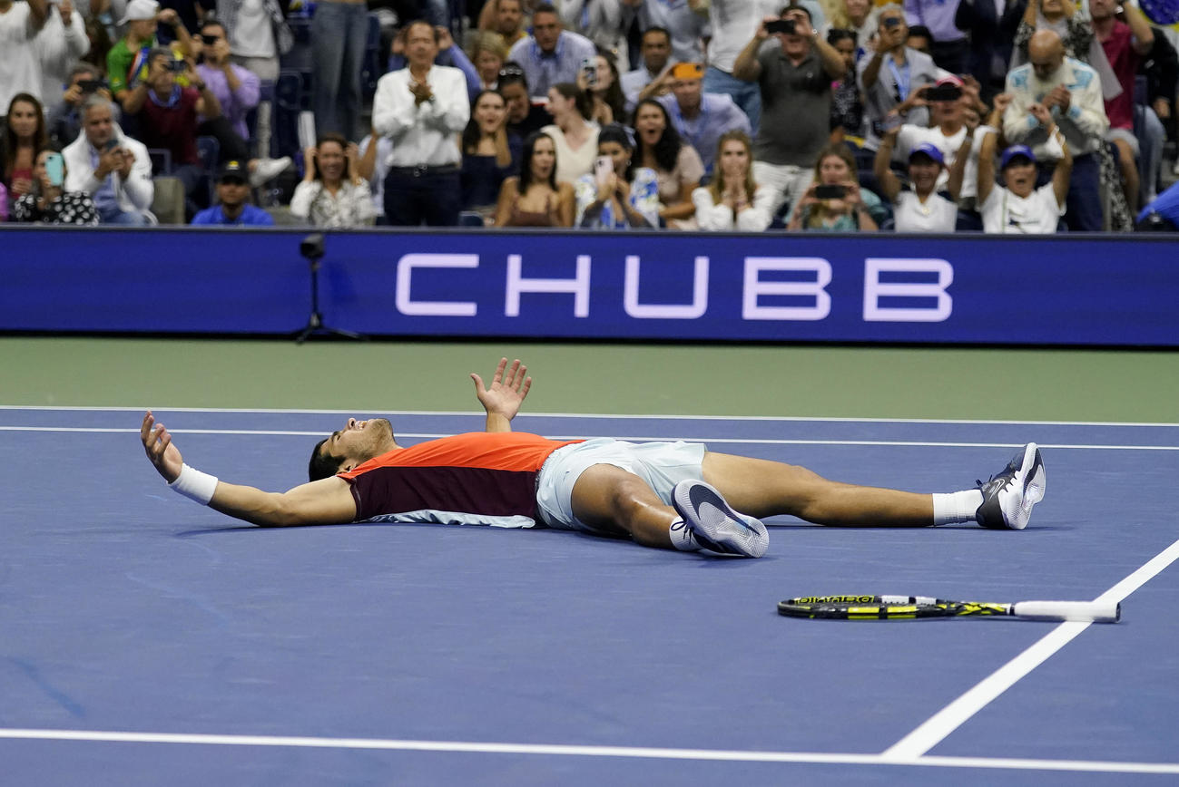 全米オープンテニス決勝　ルードを倒し倒れ込むアルカラス（AP）