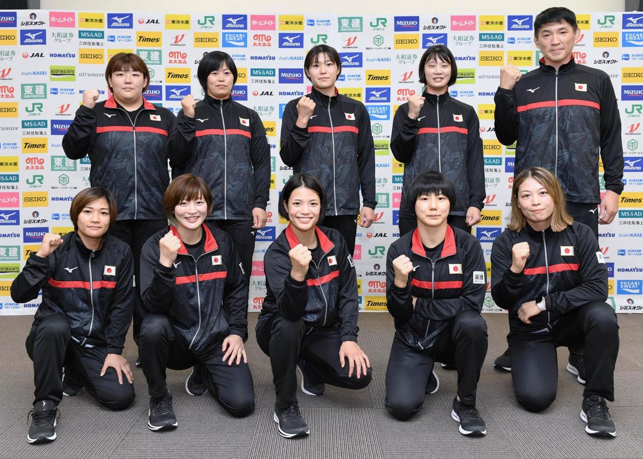 柔道世界選手権に向けた記者会見でポーズをとる女子日本代表の（前列左から）渡名喜風南、角田夏実、阿部詩、舟久保遥香、堀川恵、（後列左から）冨田若春、浜田尚里、田中志歩、新添左季、増地克之監督（代表撮影）
