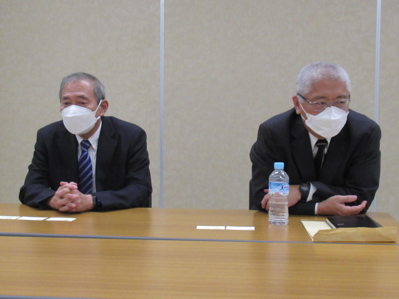 理事会後に取材に応じた関西学生アメリカンフットボール連盟の川口隆弘理事長（左）と山田恒治専務理事