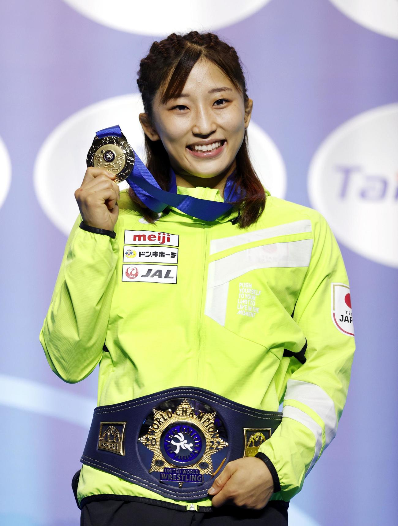 レスリング世界選手権の女子50キロ級で金メダルを獲得し、笑顔の須崎優衣（共同）
