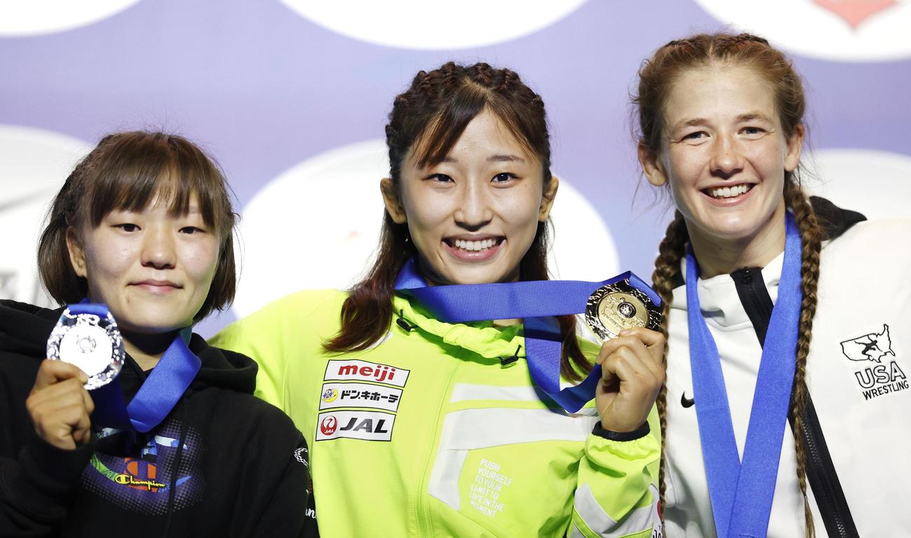 女子50キロ級で金メダルを獲得し、笑顔の須崎優衣（中央）ら（共同）