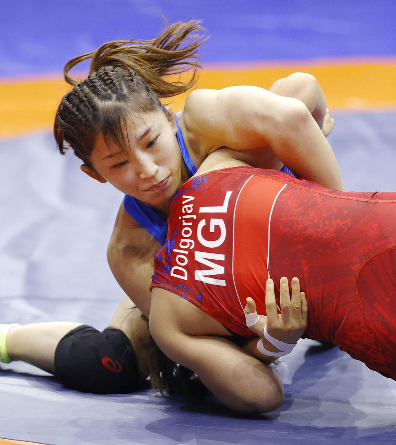 女子50キロ級決勝　モンゴル選手（手前）を攻める須崎優衣（共同）