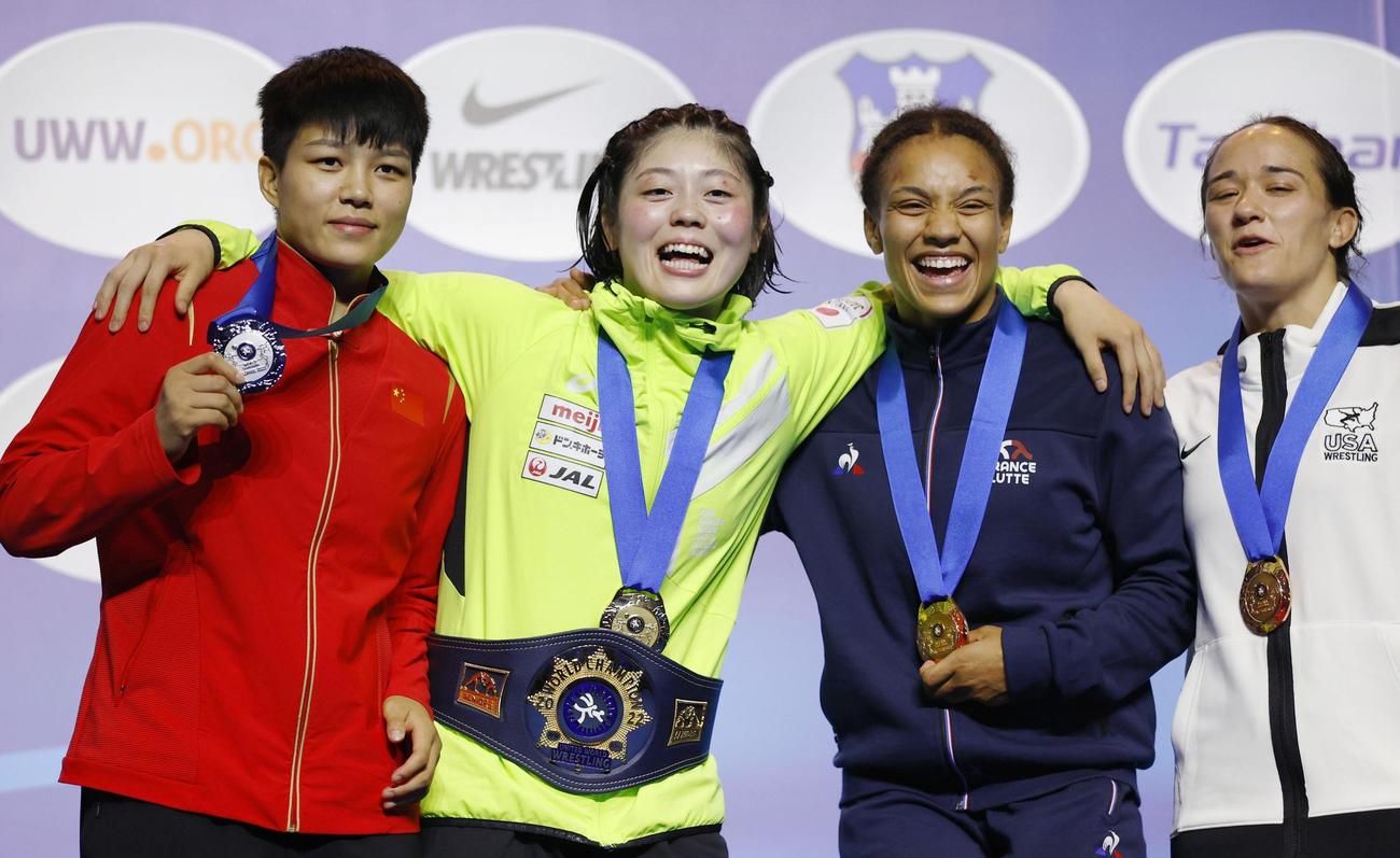 女子65キロ級で金メダルを獲得し、笑顔の森川美和（左から2人目）ら（共同）