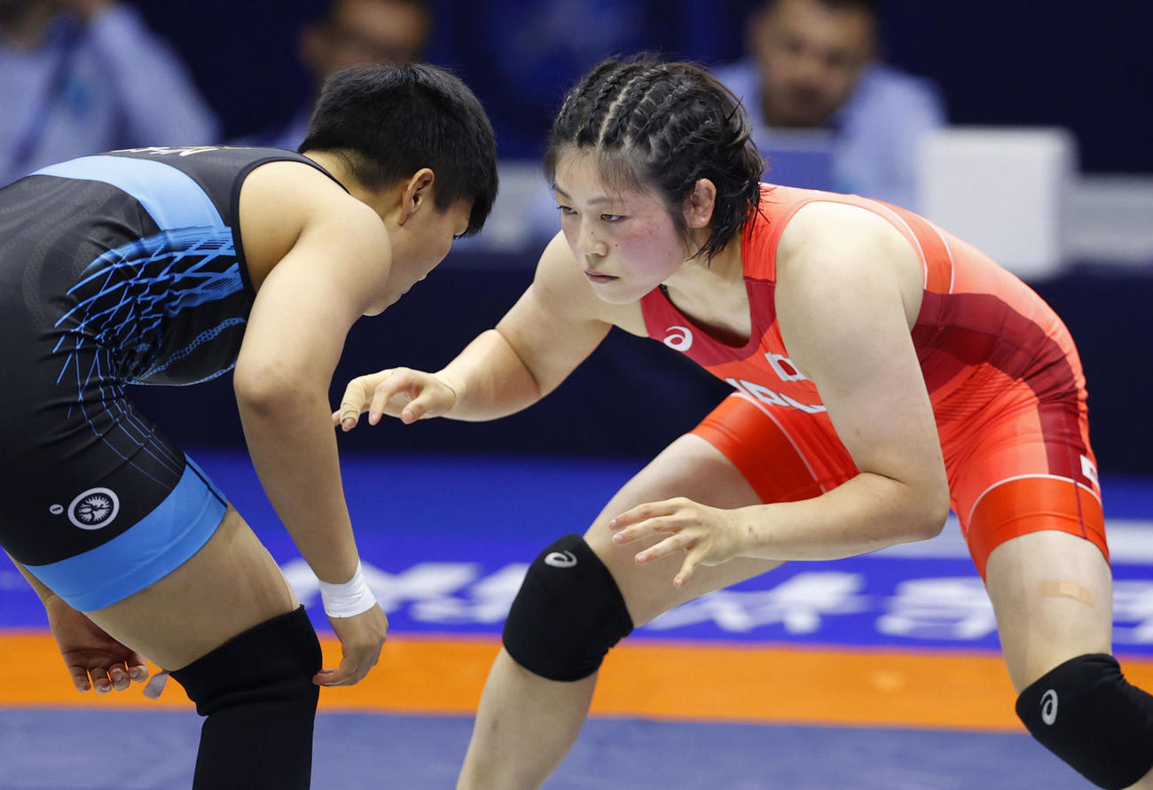 女子65キロ級決勝　中国選手（左）と対戦する森川美和（共同）