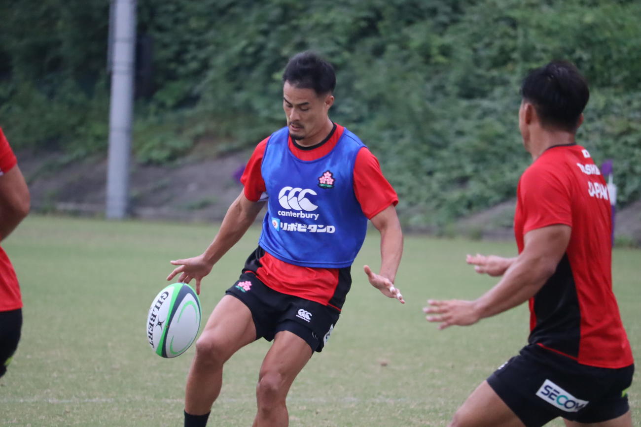 13日の大分・別府合宿でキックする日本代表候補SO田村優（C）JRFU