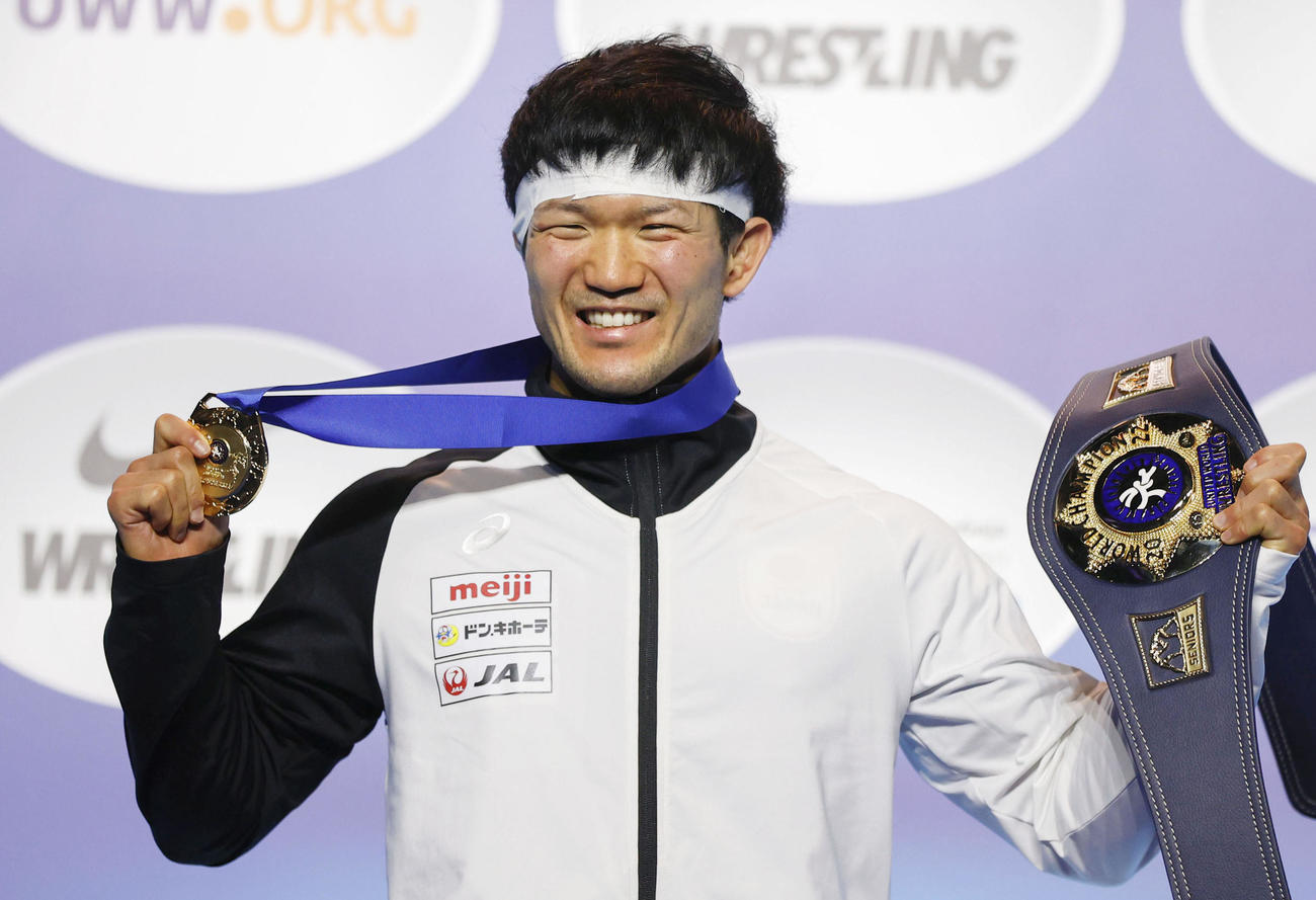 レスリングの世界選手権男子フリー70キロ級で金メダルを獲得し、笑顔の成国大志（共同）