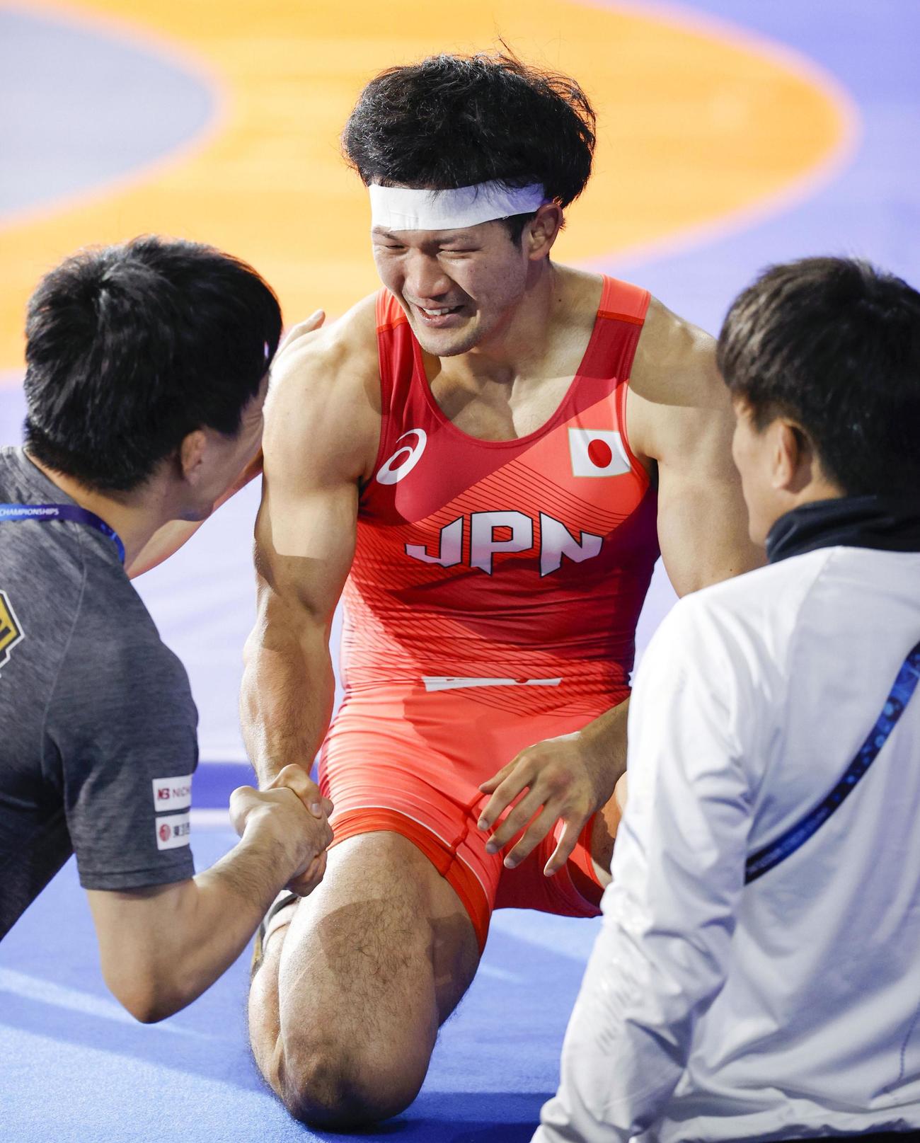 男子フリー70キロ級で優勝し、祝福される成国大志（共同）