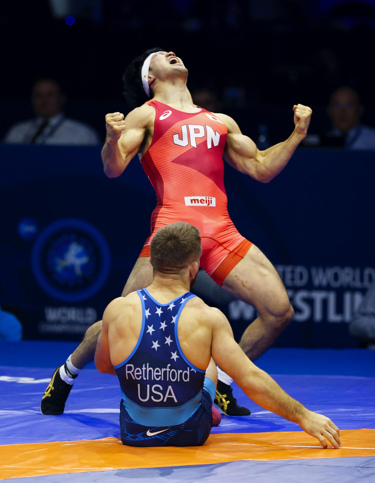 男子フリー70キロ級決勝　米国選手（手前）にテクニカルフォール勝ちし、喜ぶ成国大志（共同）