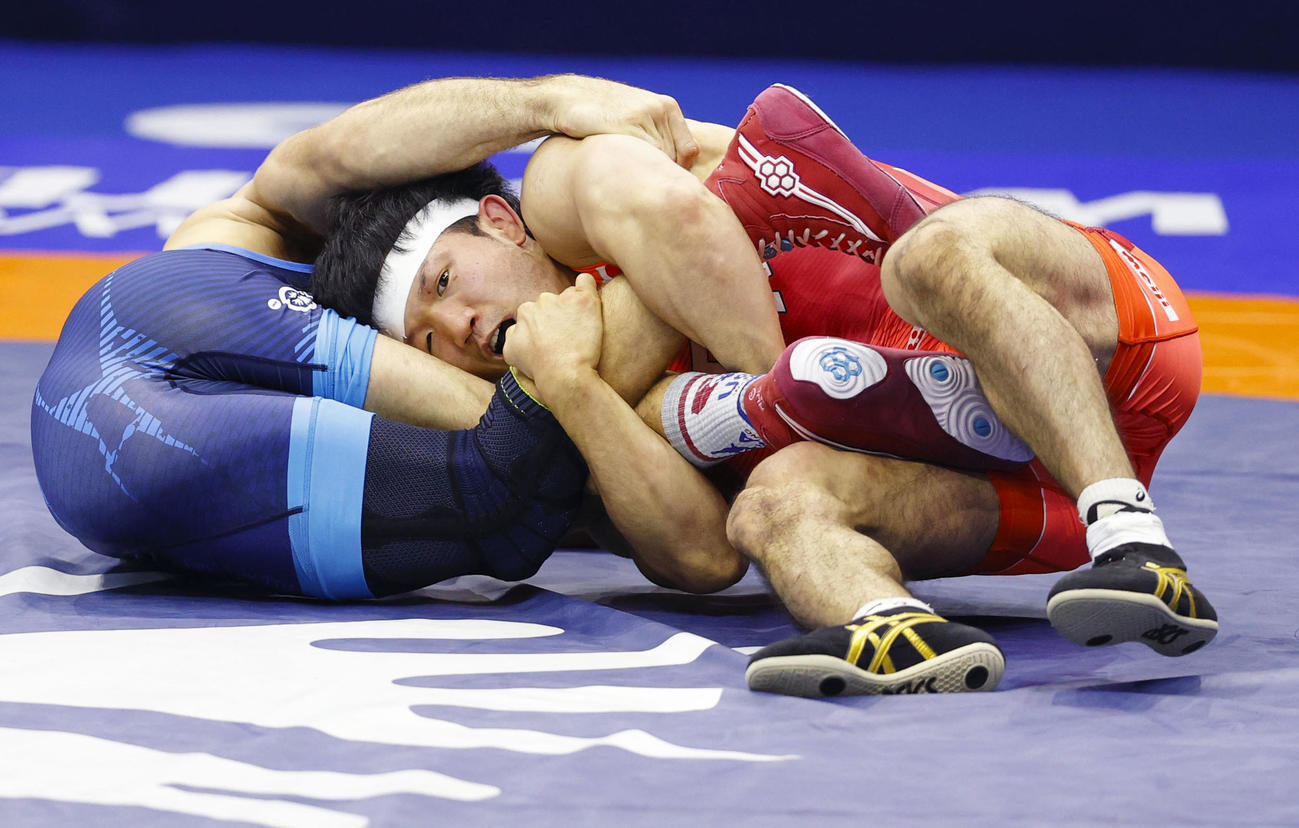 男子フリー70キロ級決勝　米国選手（左）を攻める成国大志（共同）