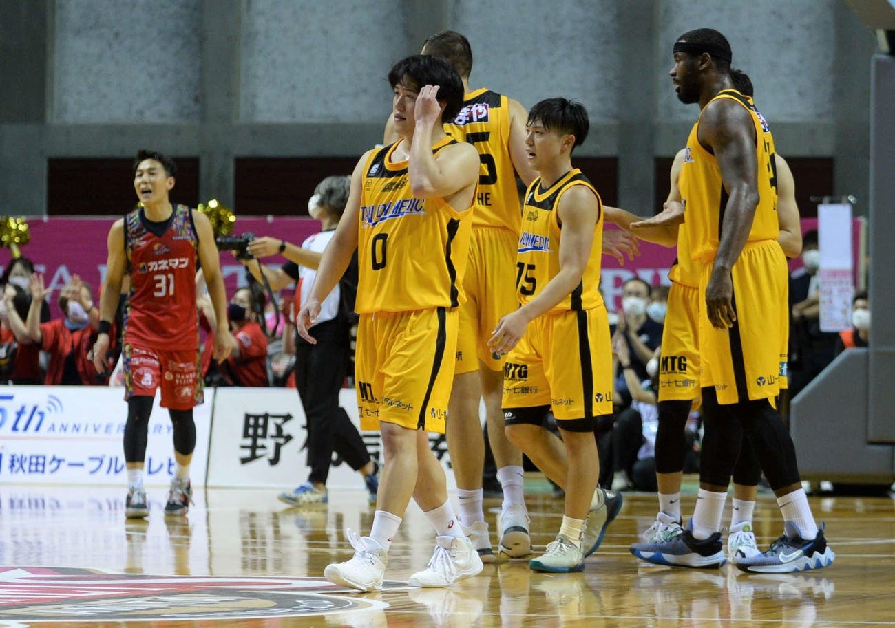 岩手に敗れ初戦敗退となり、肩を落とす小林（中央）ら仙台の選手たち