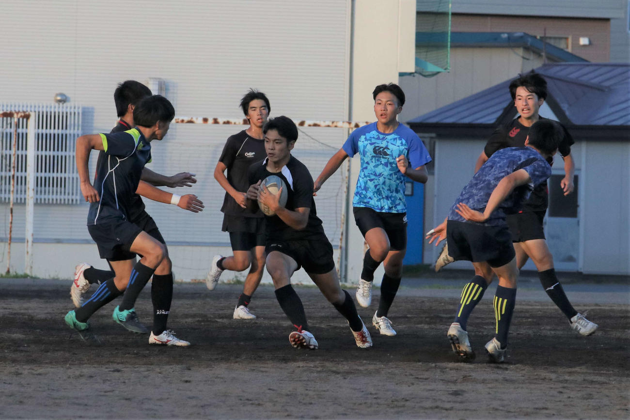 大会に向けて攻守の練習を繰り返す札幌清田のメンバー（撮影・石井翔太）