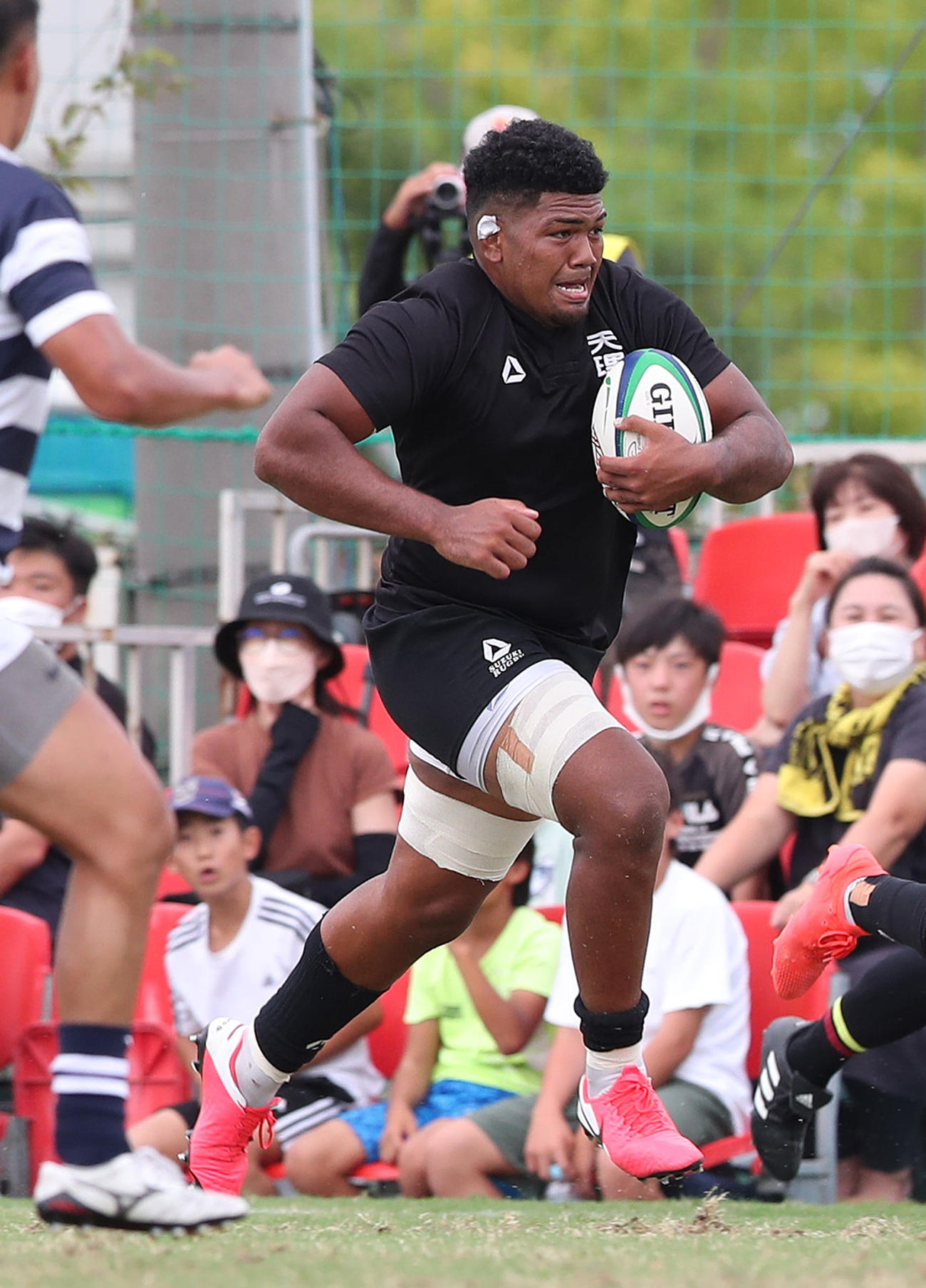 関西大対天理大　前半、攻め上がる天理大NO8パトリック・ヴァカタ（撮影・白石智彦）