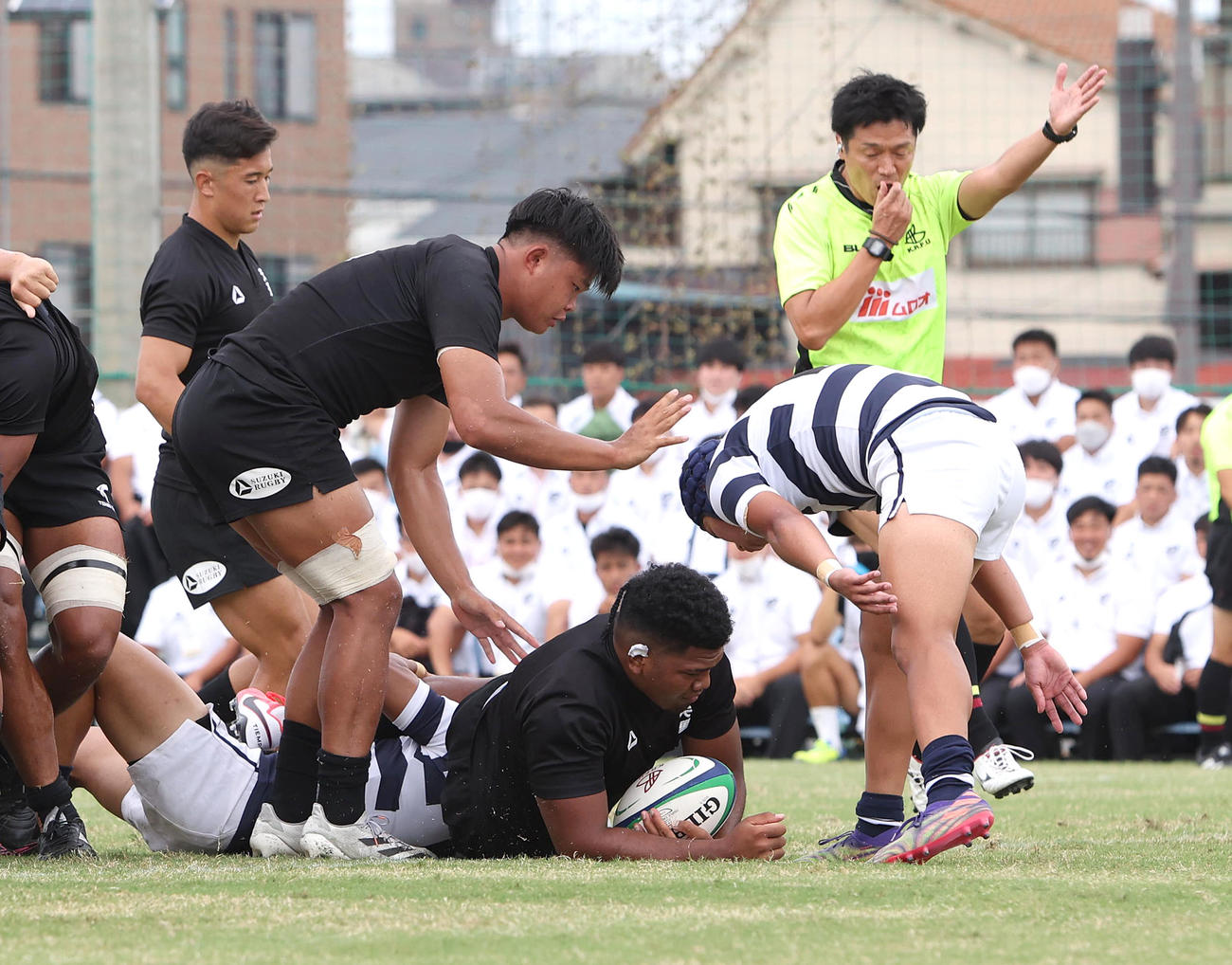 関西大対天理大　前半、トライを決める天理大NO8パトリック・ヴァカタ（中央）（撮影・白石智彦）