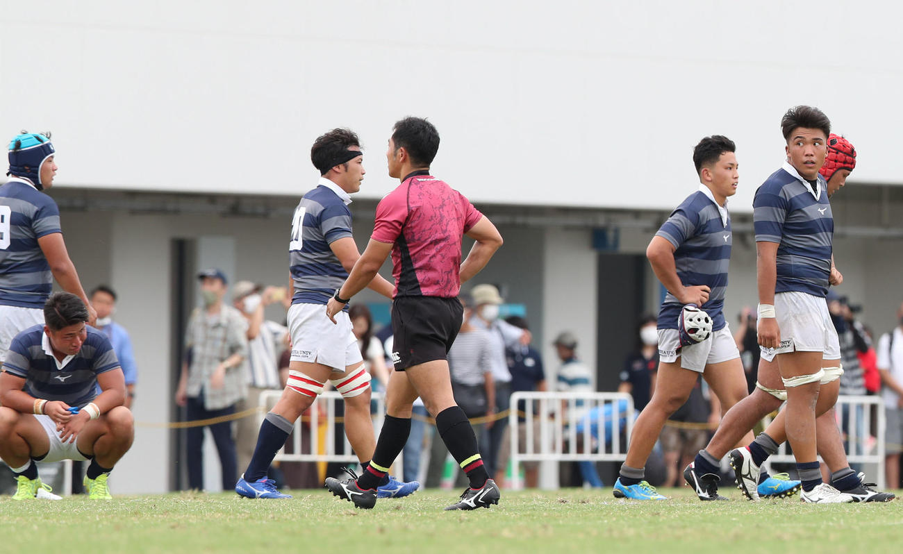 立命館大に敗れて肩を落とす同大フィフティーン（撮影・白石智彦）