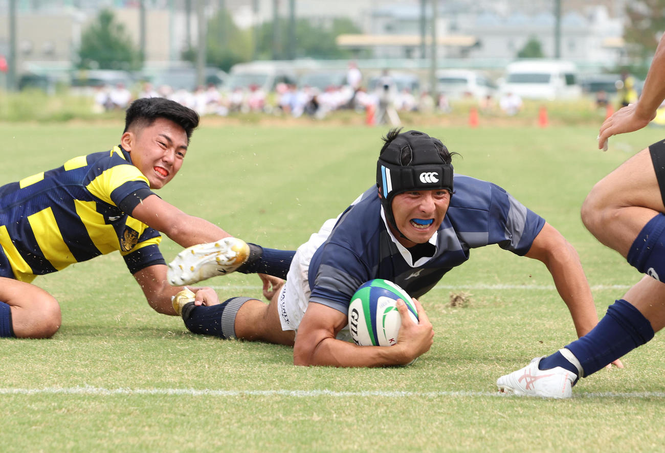 前半、トライを決める同大FB大森広太郎（撮影・白石智彦）