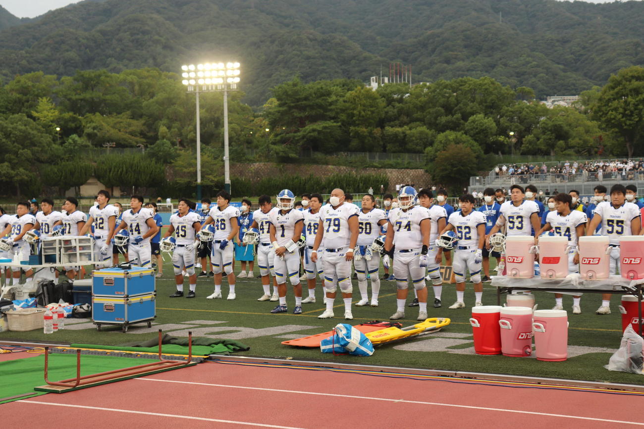 試合終了後、整列する関学大の選手（撮影・竹本穂乃加）