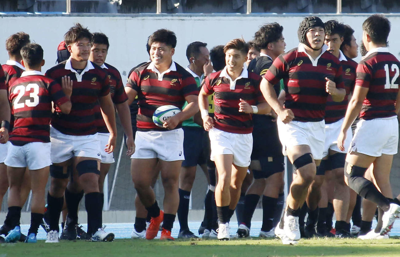 開幕戦で勝利した早大の選手たち＝2022年9月10日