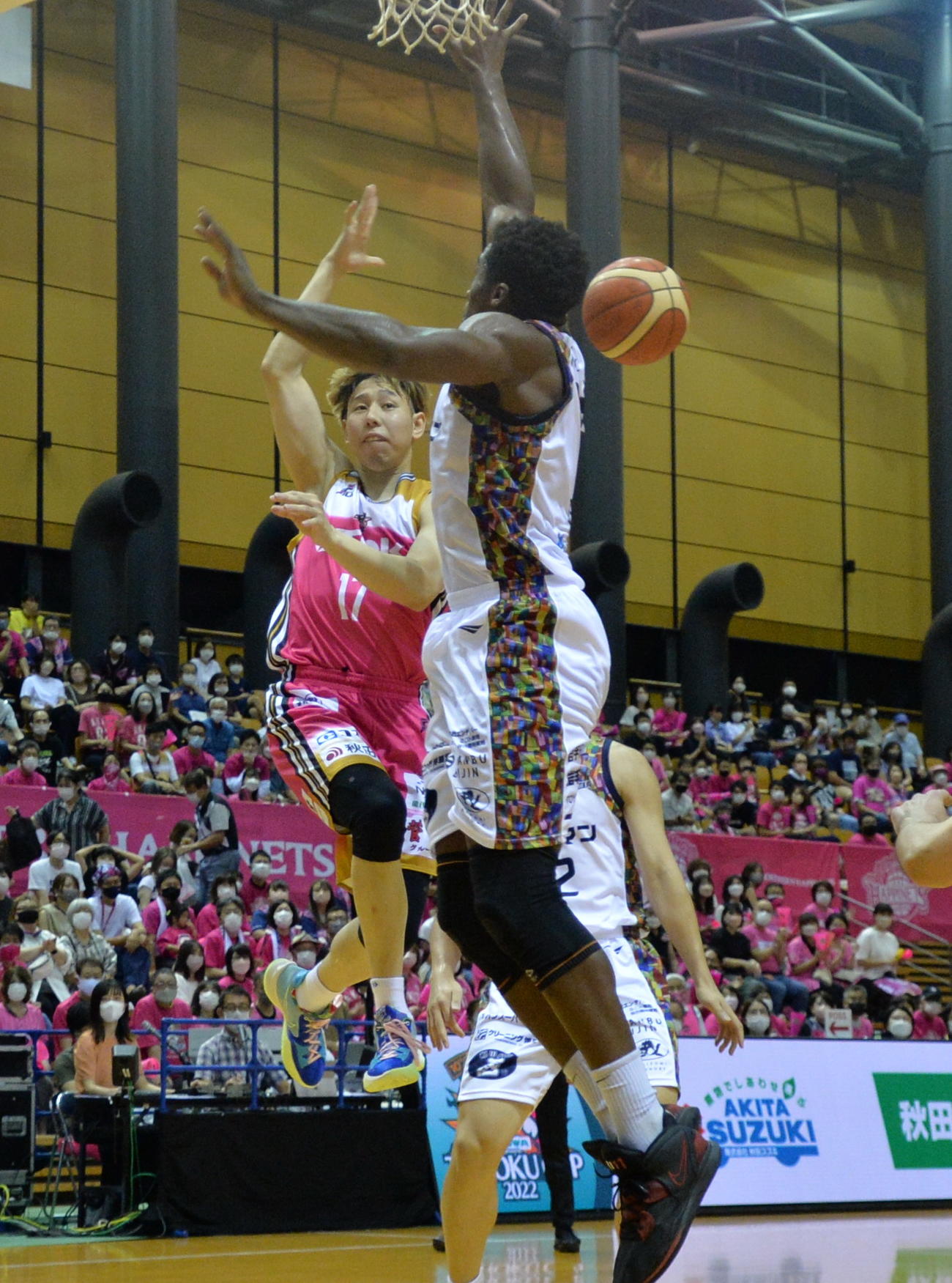 秋田対岩手　第1Q、ゴール前で相手をかわし、味方にパスを出すB1秋田・中山（左）（撮影・濱本神威）