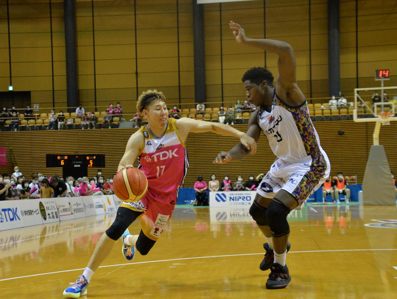 秋田対岩手　第4Q、ドリブルで切り込むB1秋田・中山（左）（撮影・濱本神威）