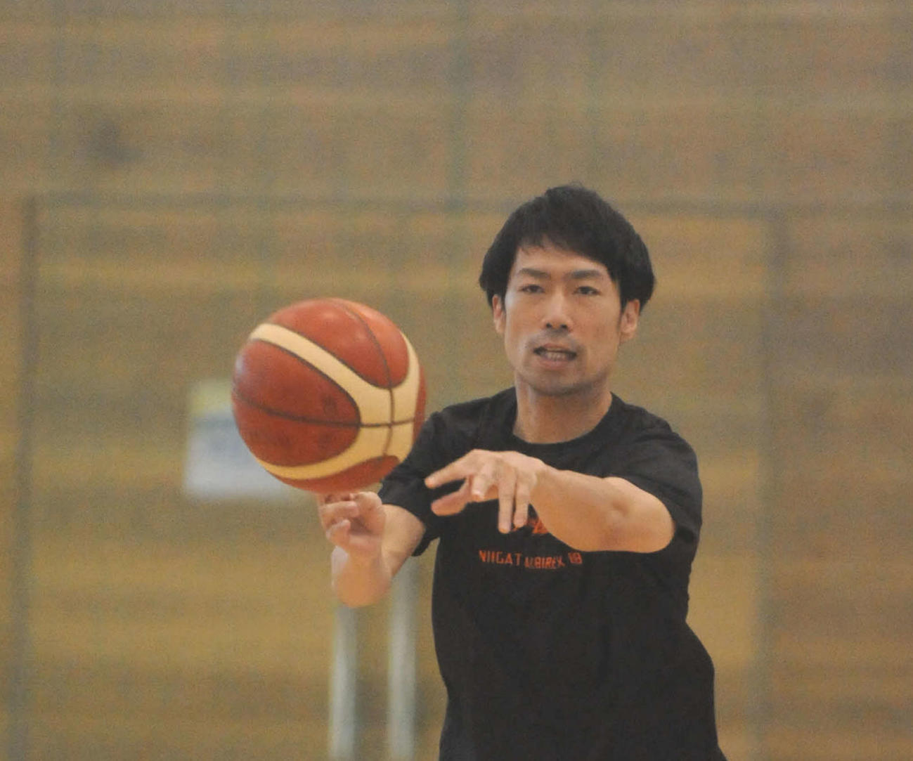 富山戦に向けた練習でパスを出す綿貫（9月15日撮影）