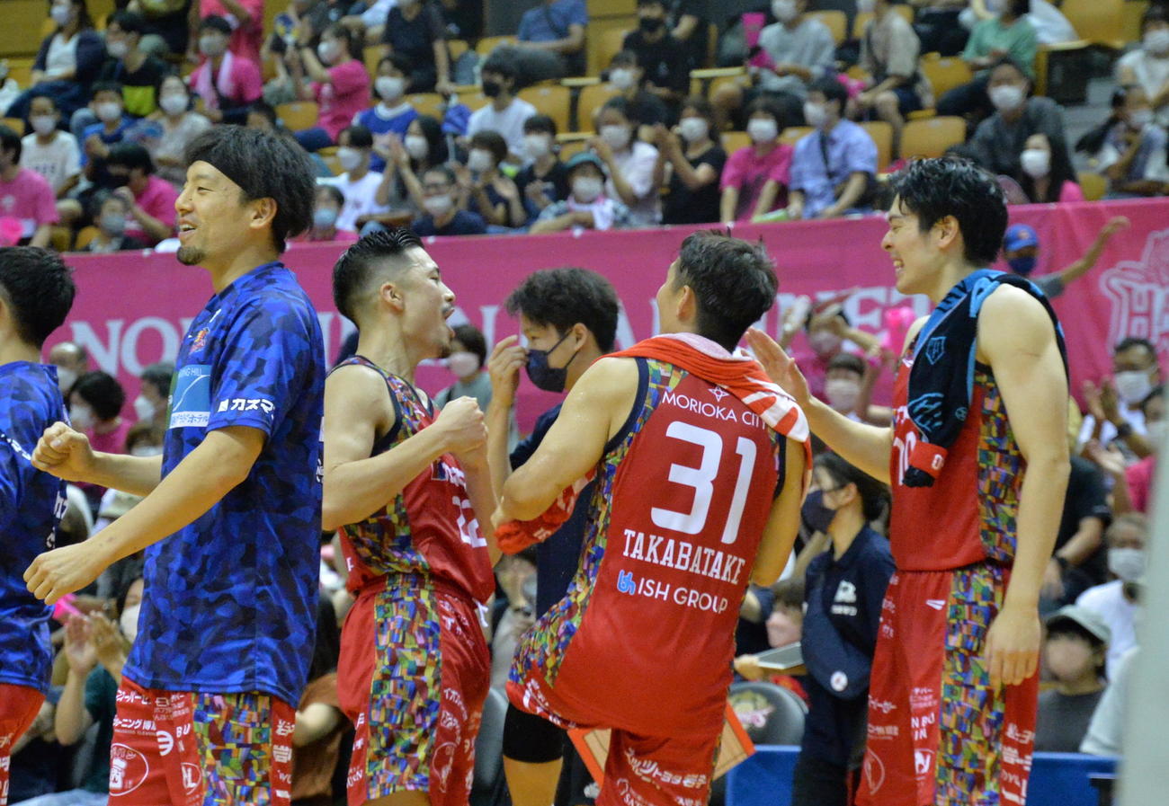 岩手対北海道　延長戦、北海道のタイムアウトに盛り上がる岩手の選手たち（撮影・濱本神威）