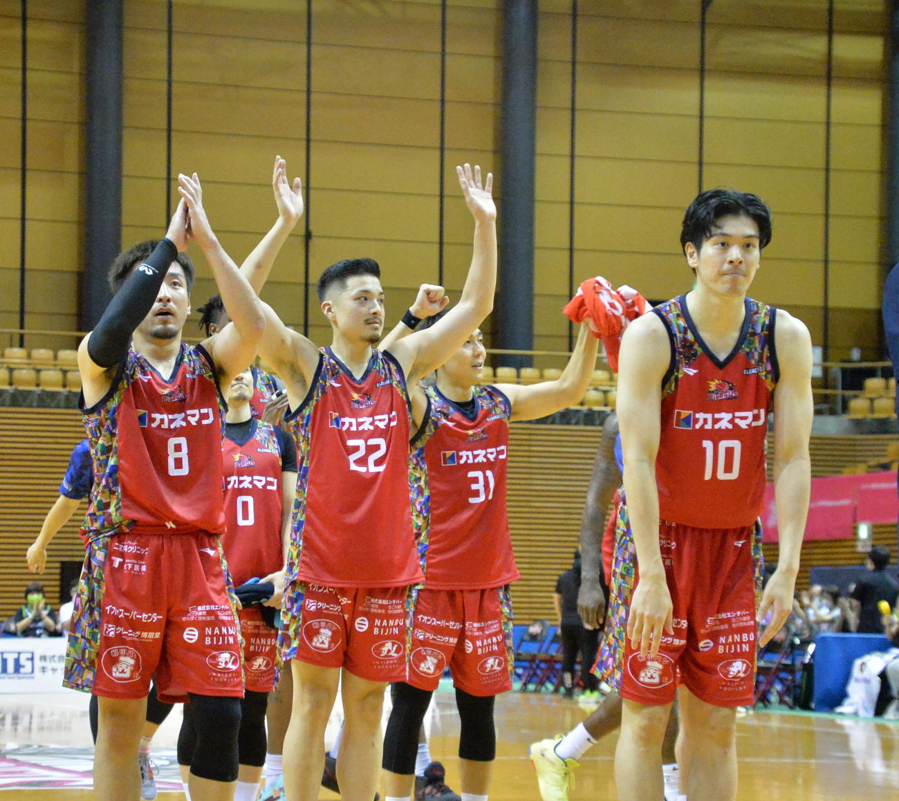 岩手対北海道　延長戦にもつれ込んだ熱戦を制し、ブースターの声援に応える岩手の選手たち（撮影・濱本神威）