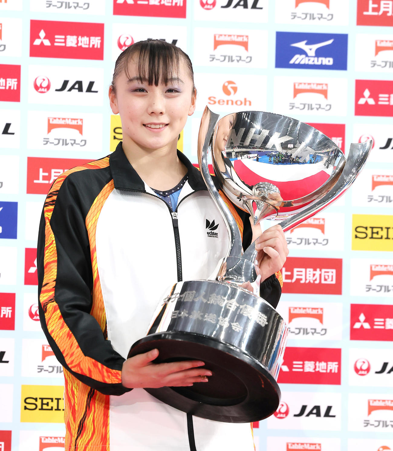 体操NHK杯　優勝し笑顔を見せる宮田（2022年5月14日撮影）