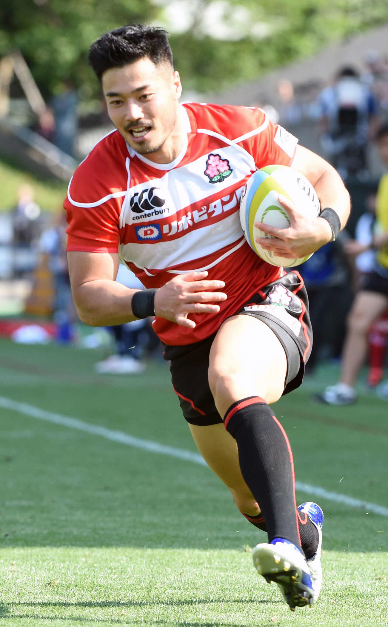 アジアラグビーチャンピオンシップ2015　リポビタンDジャパンシリーズ第2戦　日本対香港　後半8分、日本代表TB山田章仁はこの日2本目のトライを決める＝2015年5月2日