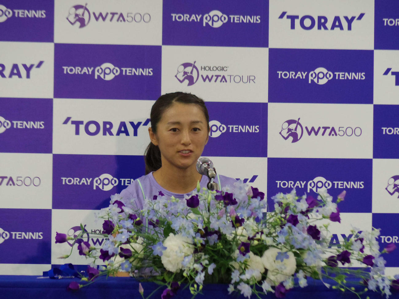 試合後の会見に臨む土居美咲