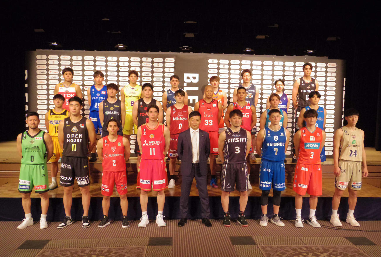 Bリーグ開幕前会見に出席した島田チェアマン(前列中央)とB1各チームの主力選手たち