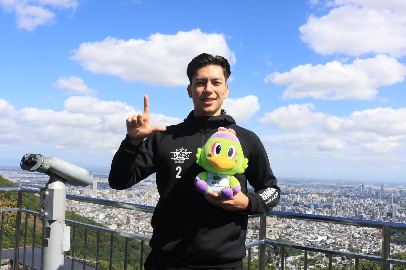 会見会場の札幌市大倉山ジャンプ競技場の展望台で「L」ポーズを決めるレバンガ北海道ラモス（撮影・保坂果那）