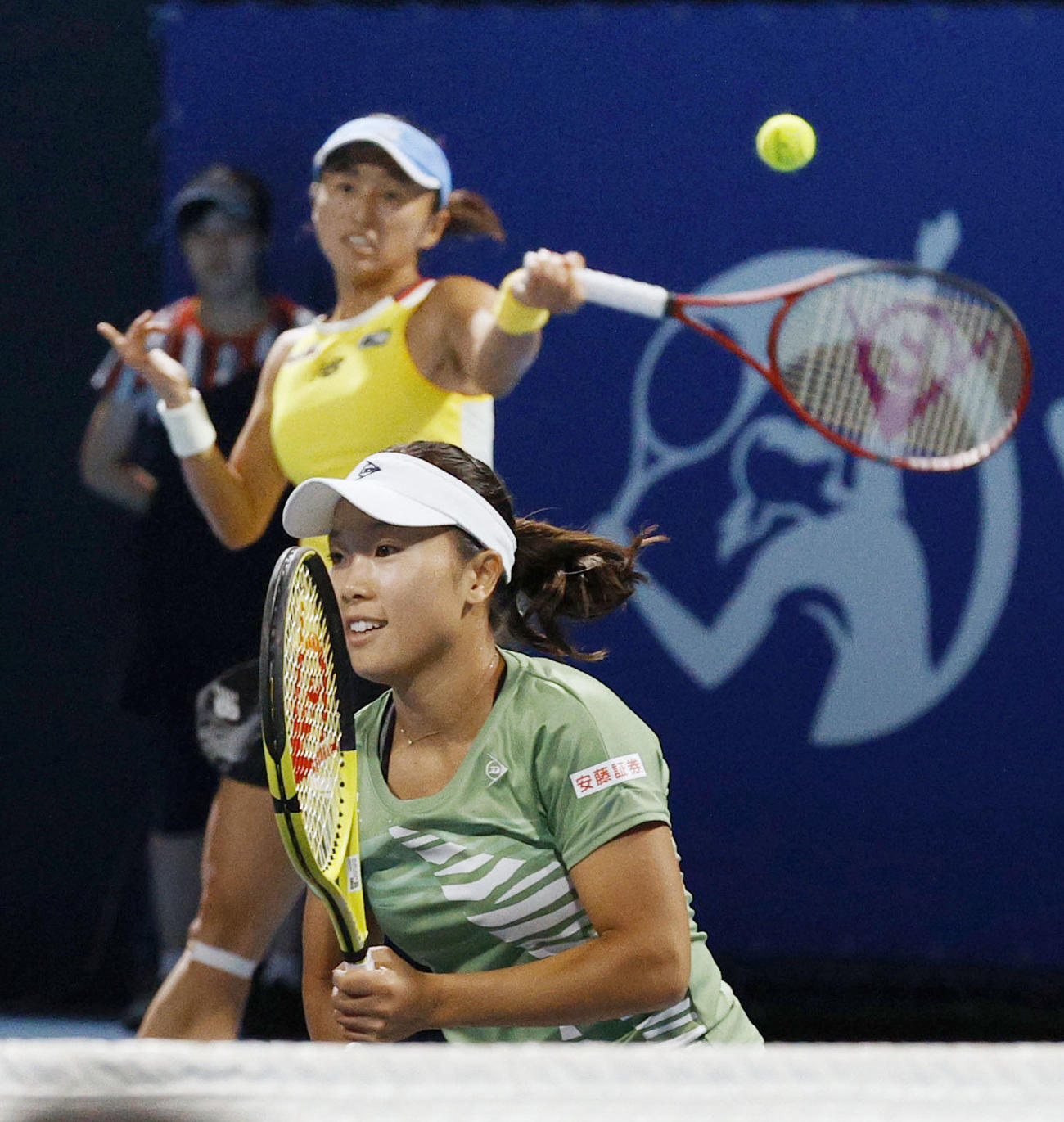 ダブルス1回戦で敗退の土居美咲（奥）、奈良くるみ組（共同）