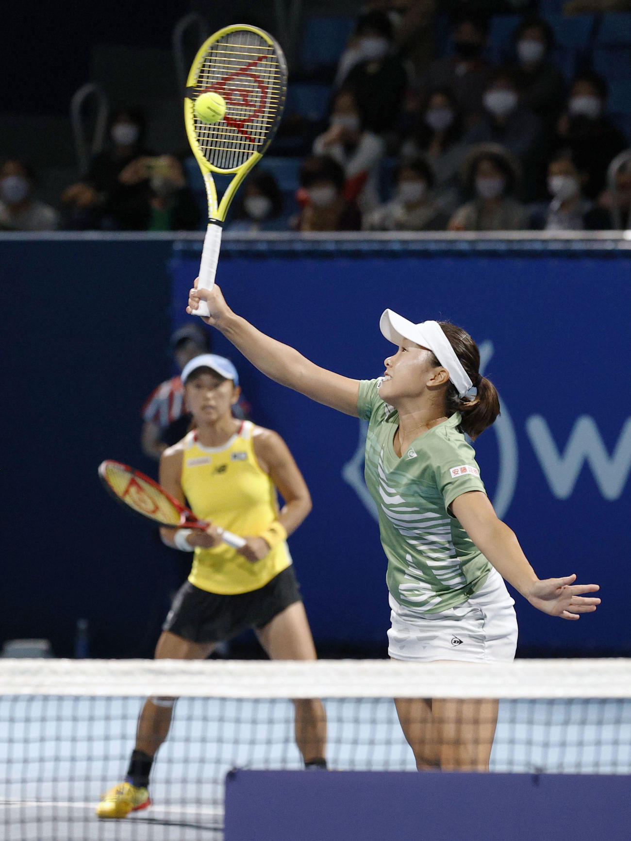 ダブルス1回戦でプレーする土居美咲（左）、奈良くるみ組（共同）
