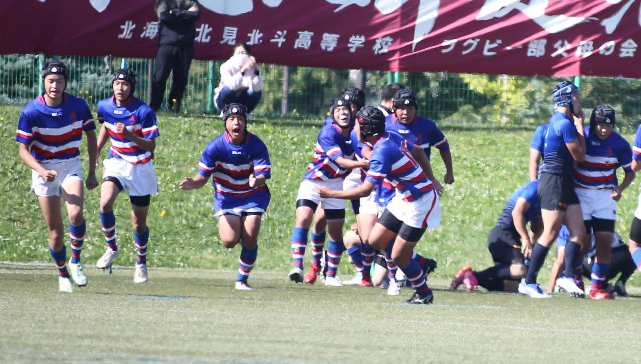 後半30分、トライを決め喜ぶ旭川工の選手たち