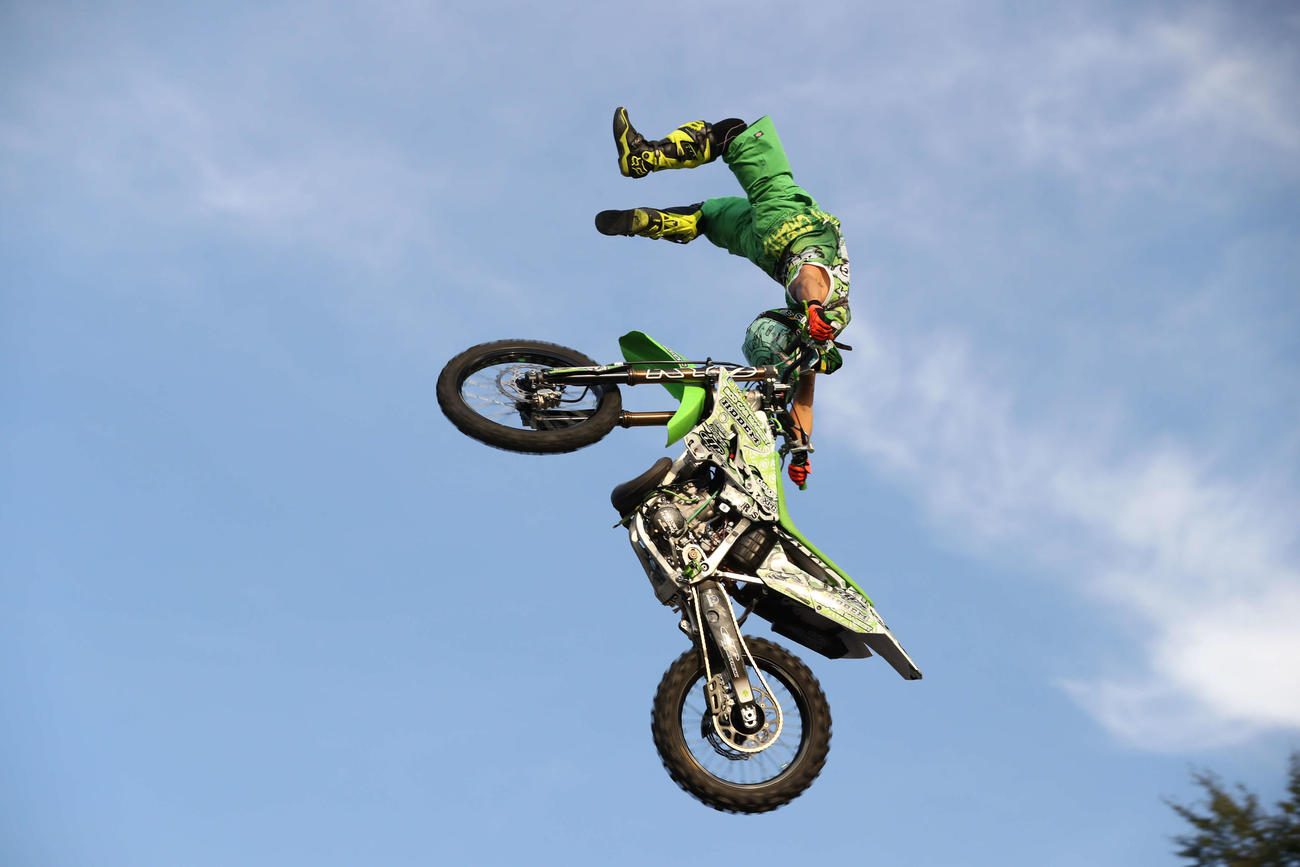 危険と紙一重のジャンプエンターテインメントFMX
