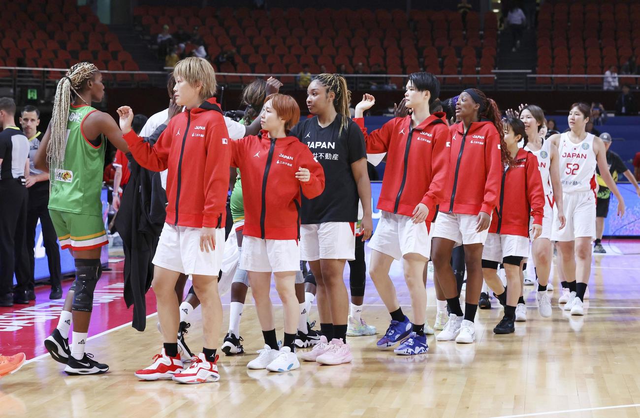 マリ戦に勝利した日本（共同）