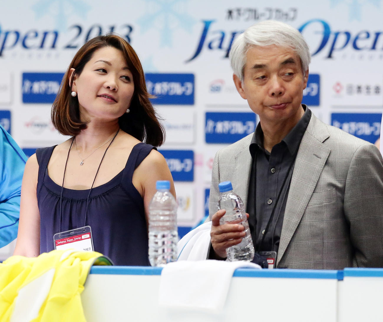 リンクサイドで選手を見守る佐藤有香コーチ（左）と佐藤信夫コーチ（2013年10月5日撮影）