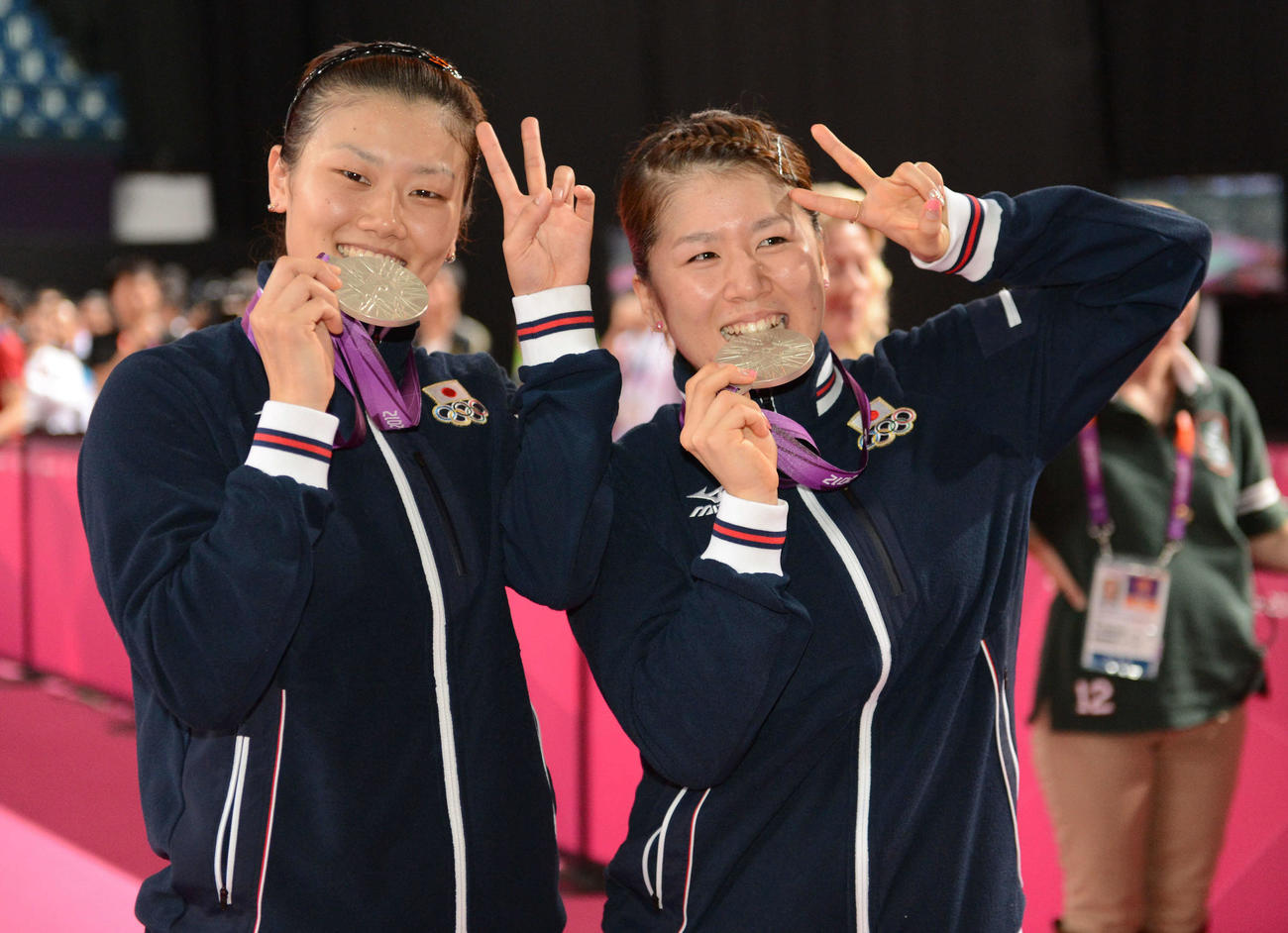 12年8月、ロンドン五輪バドミントン女子ダブルスで銀メダルを獲得し、笑顔を見せる藤井瑞希（右）と垣岩令佳