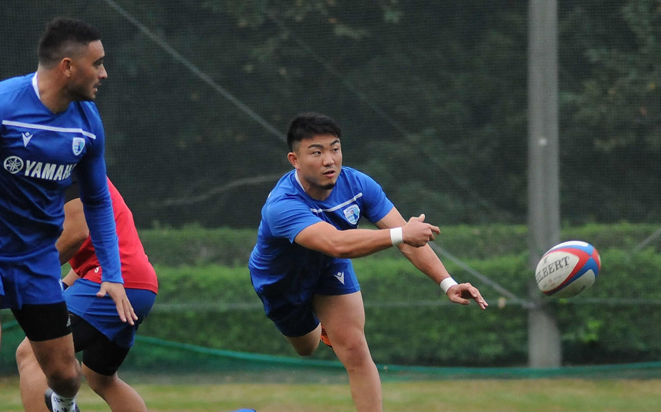 ボールをパスする静岡ブルーレヴズの田上