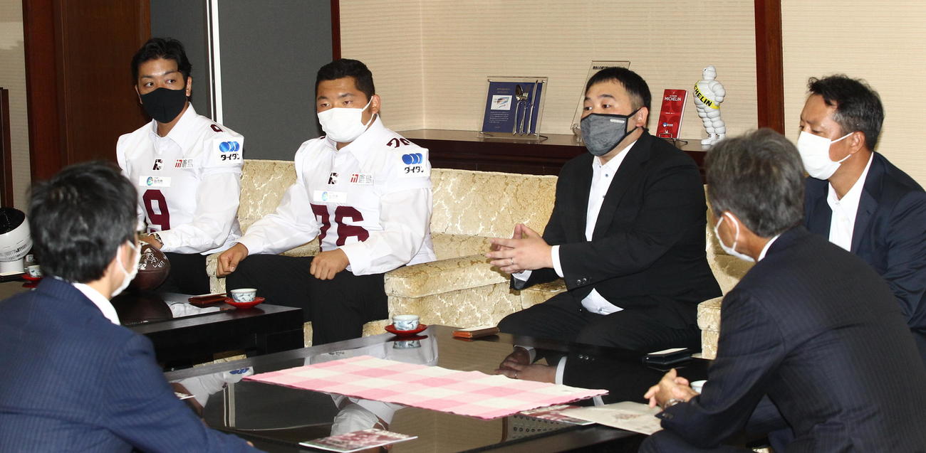 花角県知事を表敬訪問した胎内ディアーズの（左から）加藤、峰尾、高橋社長、志田GM