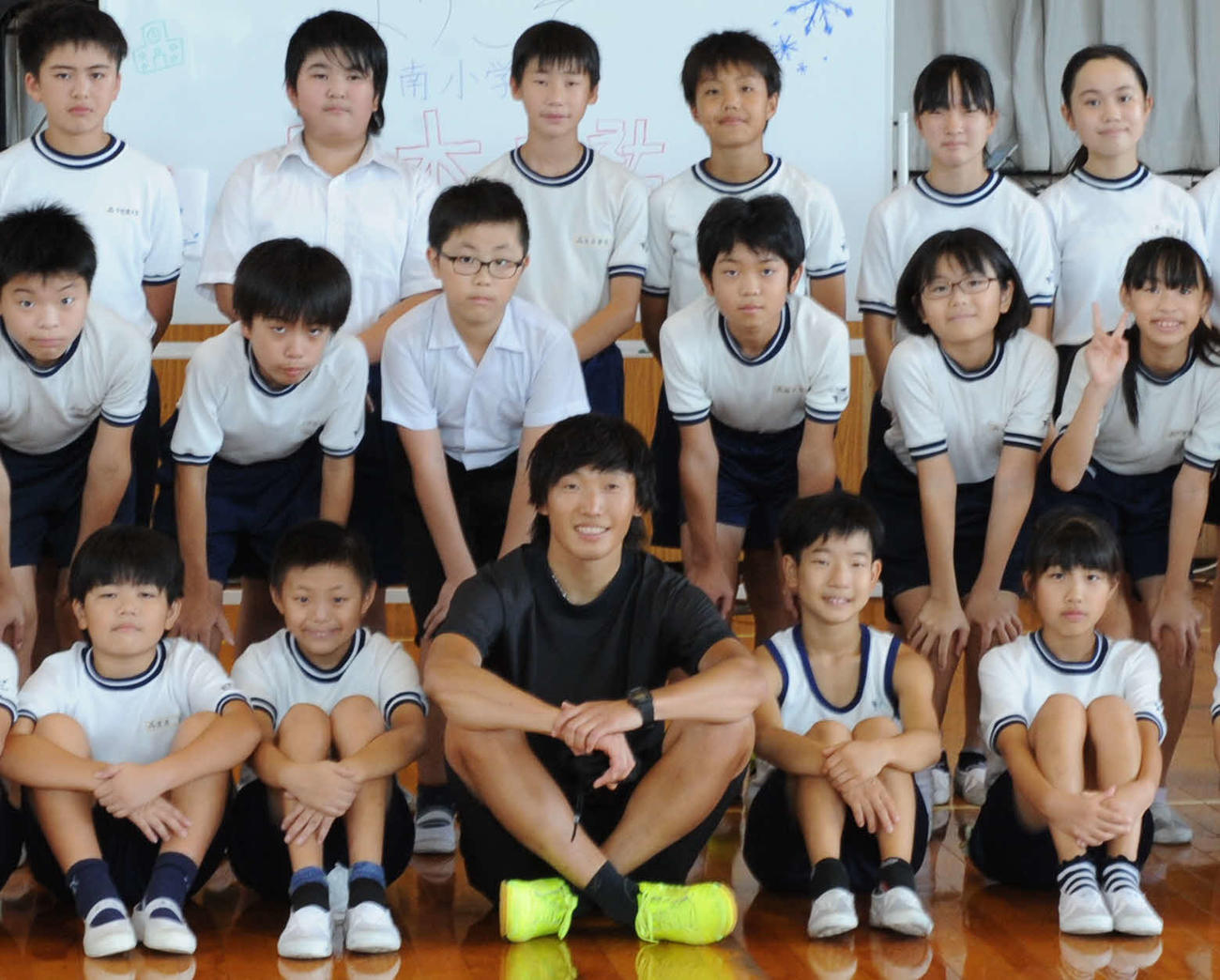 トレーニング体験会を終え、杉本（前列中央）と集合写真に納まる袋井南小の児童たち　　