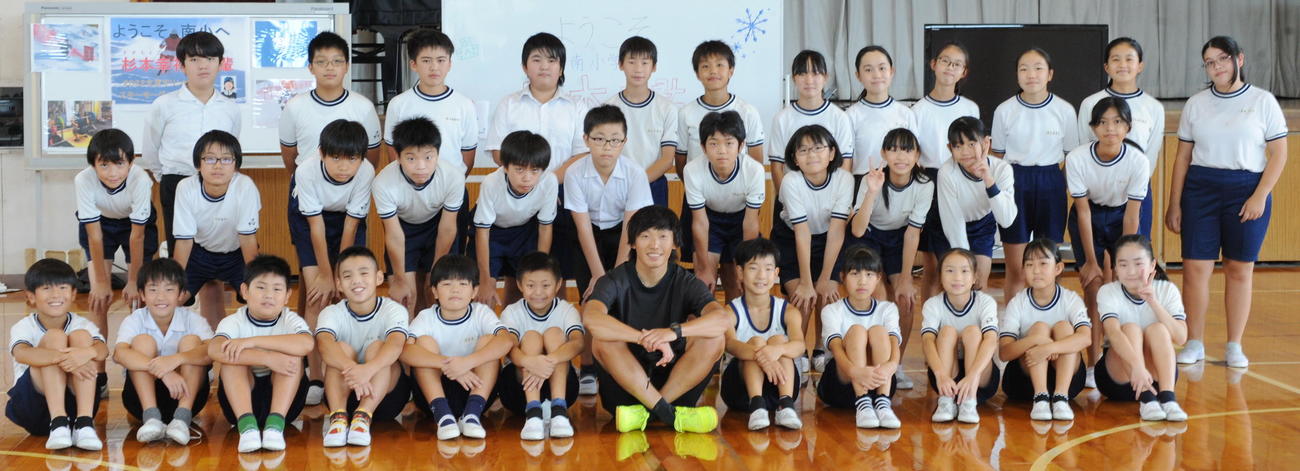 体験会を終えて、杉本（前列右から6人目）と記念撮影に納まる袋井南小6年1組の児童たち　　