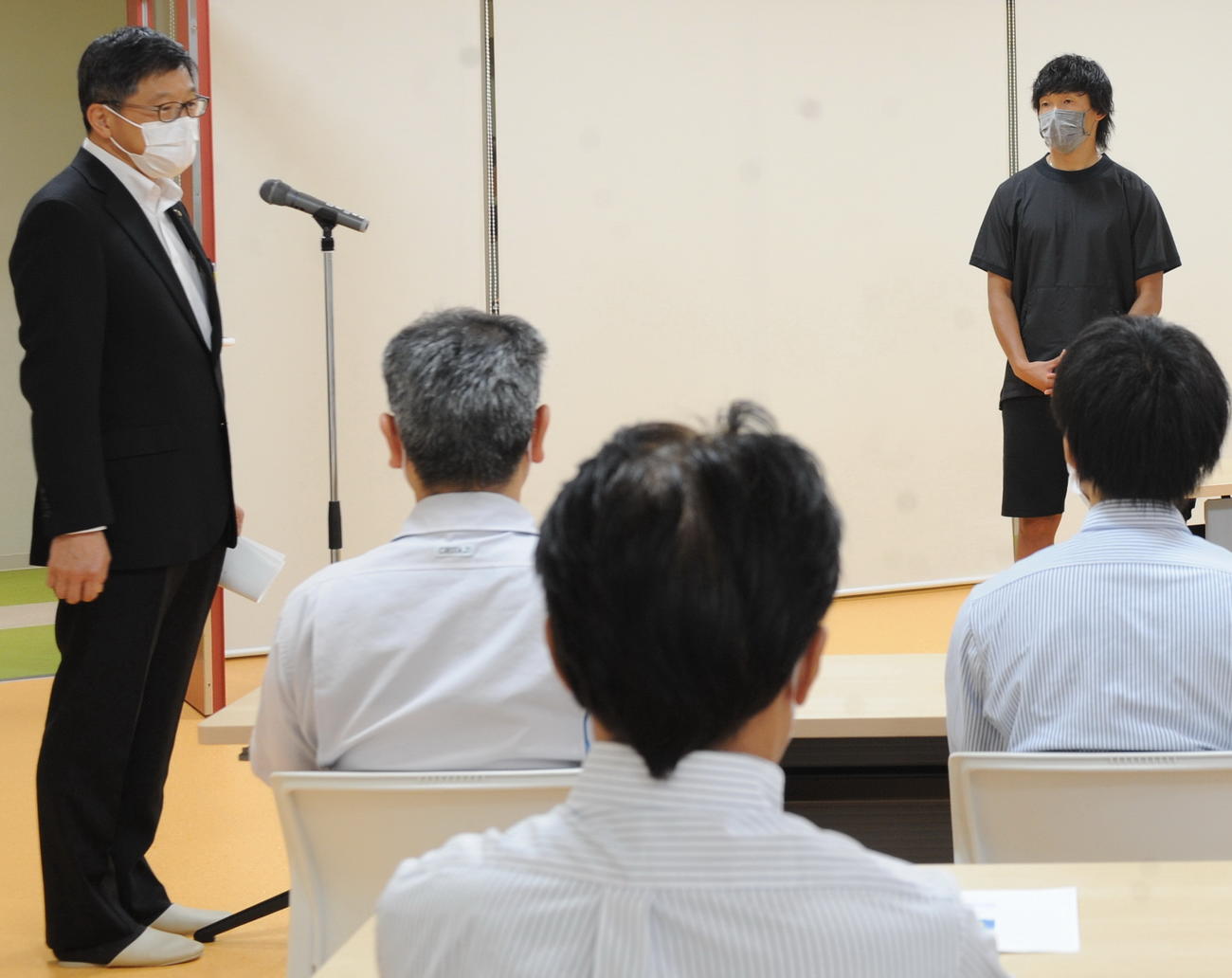 大場袋井市長（左）より激励を受ける杉本（後方右）