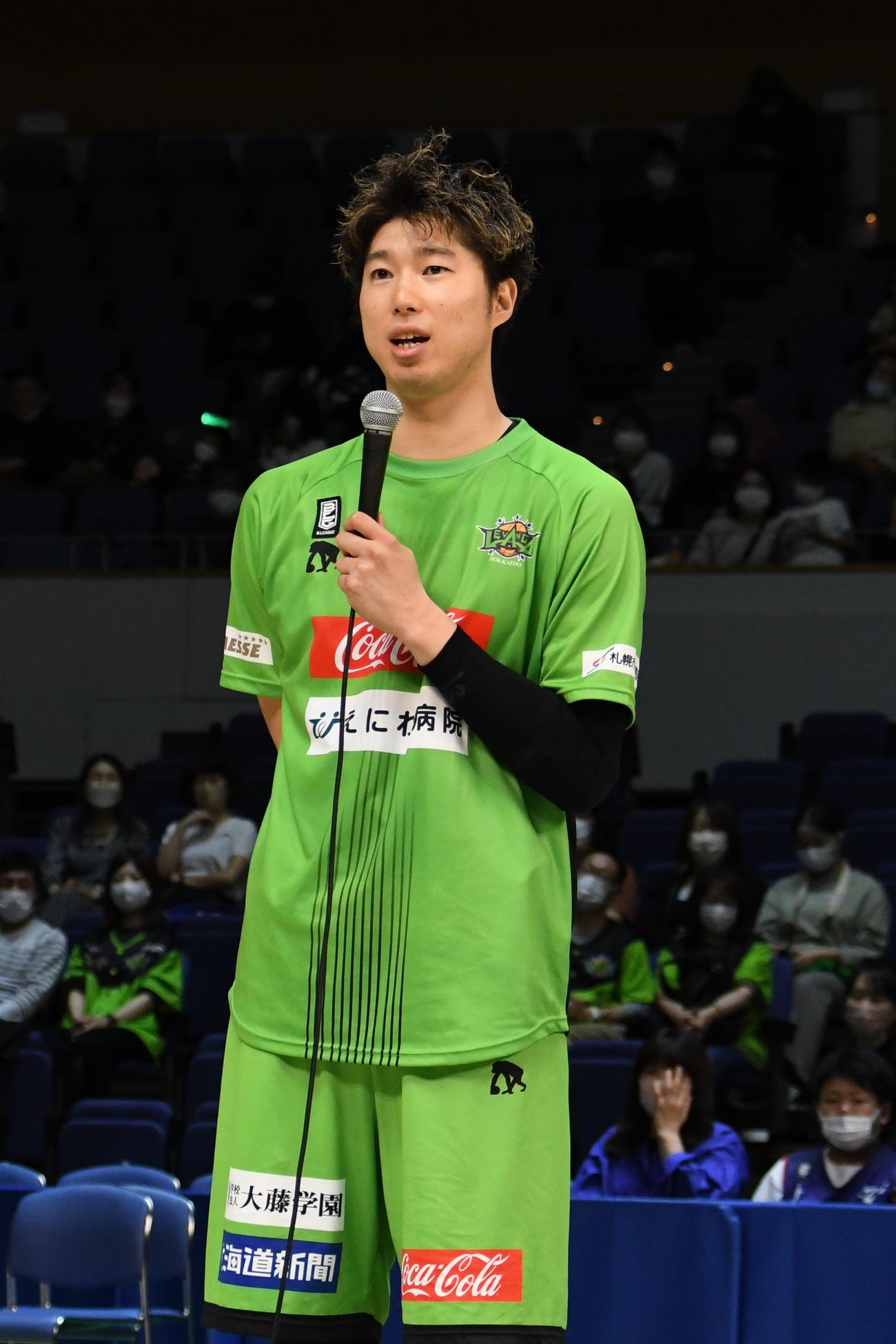試合後のインタビューに応えるSG／SF高橋（撮影・石井翔太）